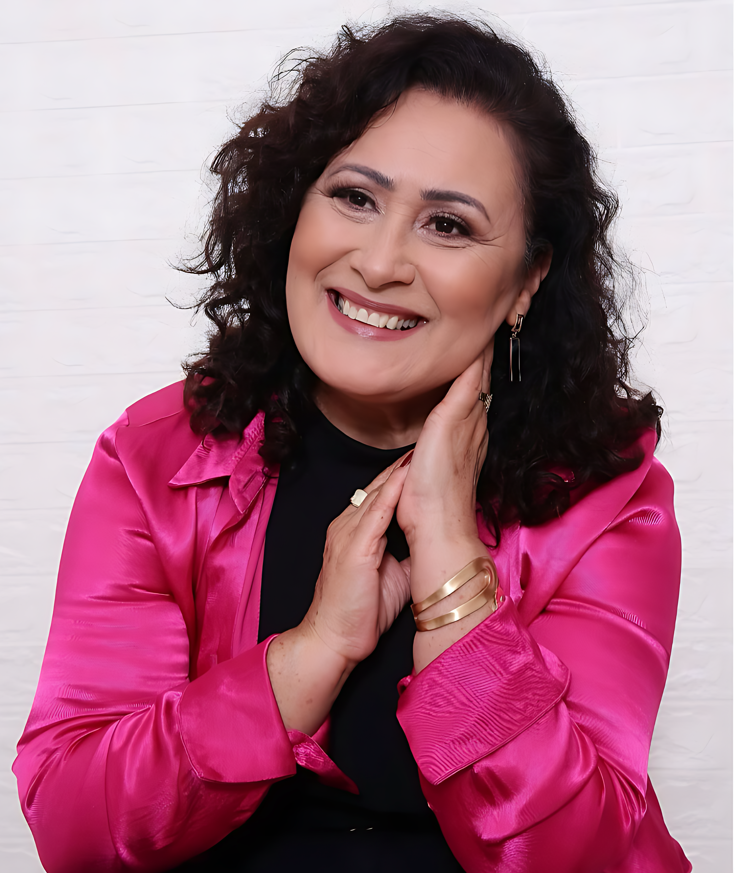 Profissional a cuidar do cabelo de uma cliente,